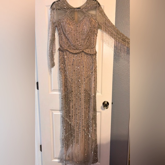 This dress is a UK size 12 which is US size 8. I am size 6 so it was big on me. - Picture 4 of 6